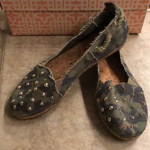 Gianni Bini Camo studded flats Size 6 NWT